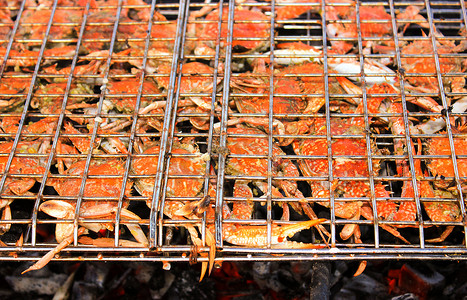 在火焰状格栅的烤螃蟹。