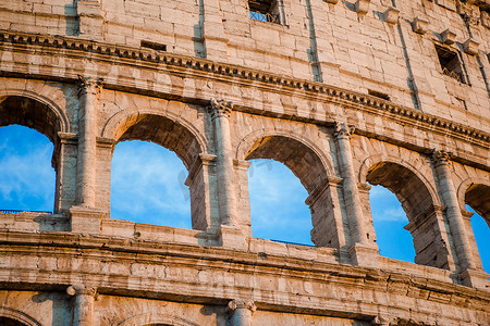 罗马斗兽场或大剧场背景蓝天在罗马，意大利