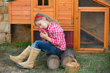 饲养员母鸡孩子女孩牧场主农民与小鸡在鸡舍