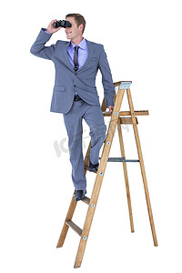 爬梯子摄影照片_一名商人在爬梯子时使用双筒望远镜