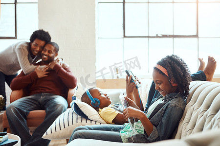 平板电脑，放松和黑人家庭的孩子，父母或非洲人一起快乐，联系并享受美好时光。