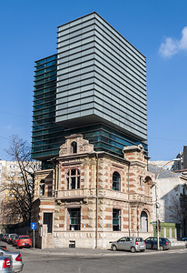 布加勒斯特，RO - 3 月 03 日：布加勒斯特现代建筑与 2013 年 3 月 3 日的复古建筑相结合在布加勒斯特，罗马尼亚。