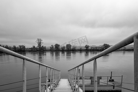 秋雾中多瑙​​河上的游船码头。