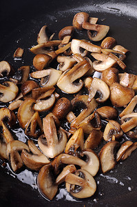 在平底锅中用黄油煎蘑菇片