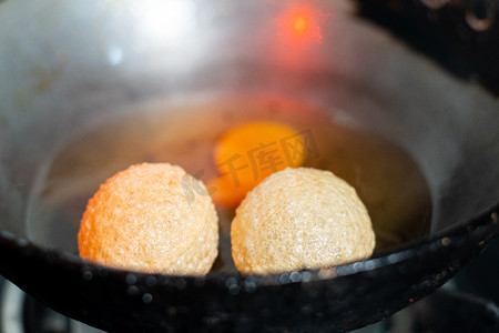 北印度街头小吃 gol gappe pani puri 或 puchke 的照片是用热油从面团中油炸而成的圆形空心金球