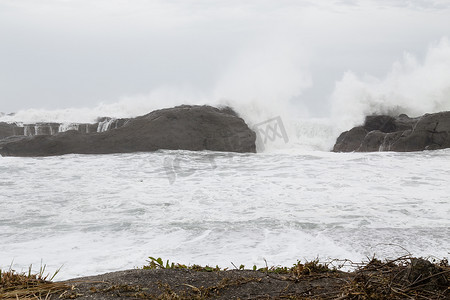 波涛汹涌的大海，海浪拍打着岩石