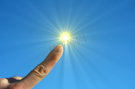 手手指天空和太阳