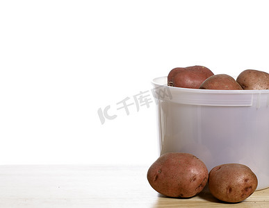 塑料桶摄影照片_有机土豆