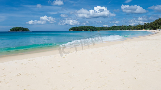 卡塔海滩普吉岛泰国在与蓝天的一个晴天