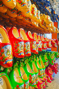 鞋商店摄影照片_五颜六色的传统荷兰木鞋