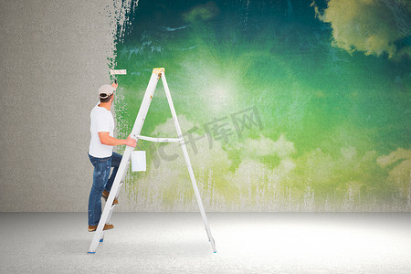 使用油漆滚筒时杂工爬梯子的合成图像