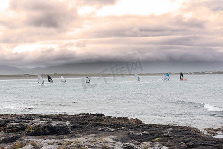 竞速摄影照片_风帆冲浪者在风暴中竞速