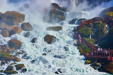 美国尼亚加拉大瀑布的细节，雾气笼罩着红色楼梯上的游客