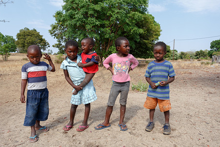 贫困儿童摄影照片_肮脏和贫穷的纳米比亚儿童