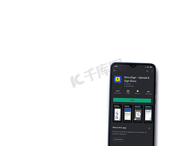 黑色移动 sm 显示屏上的 DocuSign 应用程序播放商店页面
