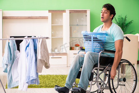 洗衣服的轮椅的残疾人