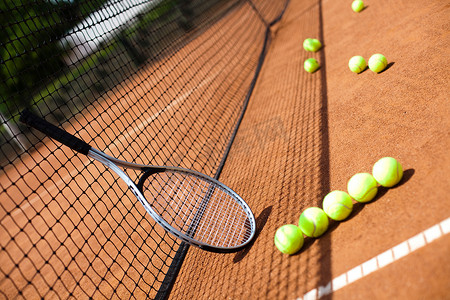 球场上的网球，夏季饱和主题