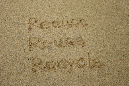 回收再利用摄影照片_减少在沙子上绘制的再利用回收概念，可持续性