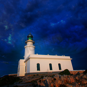 在 Faro de Caballeria 灯塔的梅诺卡岛日落