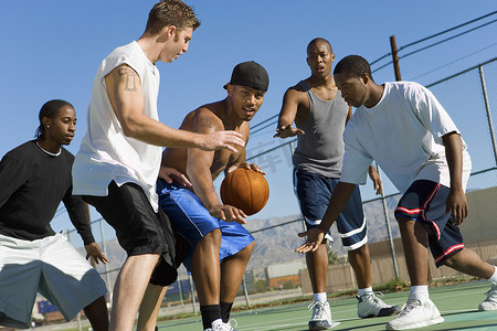 一群多民族男子在球场上打篮球