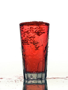 杯飞溅的红色柠檬水隔离在白色背景
