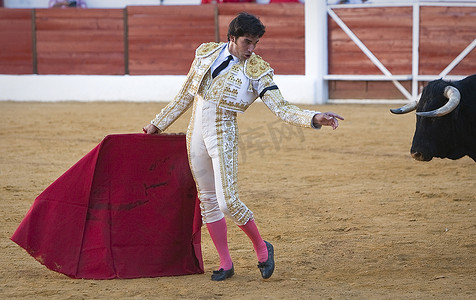 奥特曼图片摄影照片_2011 年 9 月 9 日，西班牙斗牛士卡耶塔诺里维拉在西班牙哈恩萨比奥特斗牛场用拐杖斗牛