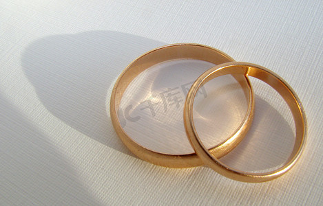 白色背景中的两个结婚金戒指