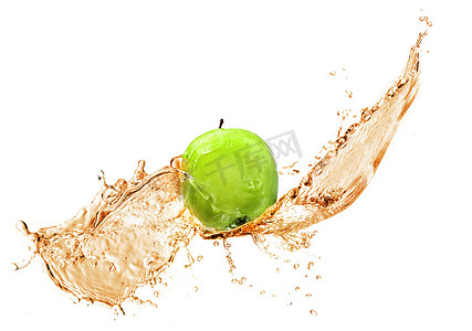 与水飞溅的绿色苹果，被隔绝