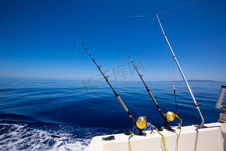 伊维萨岛渔船拖钓杆和卷轴在蓝色的大海
