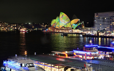 生动的悉尼歌剧院和环形码头码头