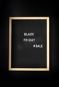 黑色背景黑色字母板上的文本黑色星期五销售