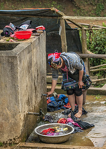 越南 Ban Pho - 2012 年 3 月：赤脚洗衣服