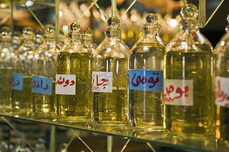 商业的本质摄影照片_连续展示的香水制作中使用的精油瓶特写