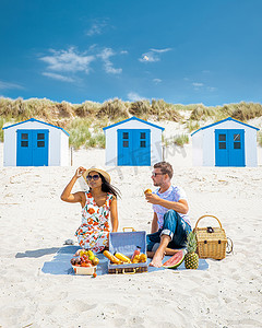 在荷兰特塞尔海滩野餐，夫妇在特塞尔海滩野餐