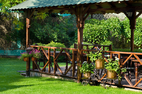 露天花园摄影照片_有很多绿色植物的露天咖啡馆