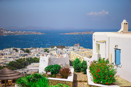 有蓝色阳台、台阶和花的希腊海岛狭窄的街道。