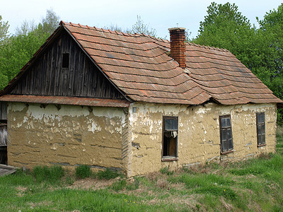 废弃的旧房子由泥土制成
