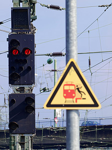 在带有警告标志的火车站的红色信号。