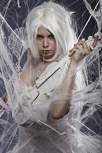 穿着白色高级定制礼服、小提琴、音乐的漂亮女人