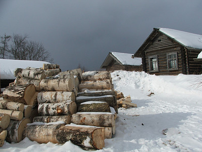 下雪的冬天在村庄里。