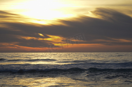 日落下的海滩场景