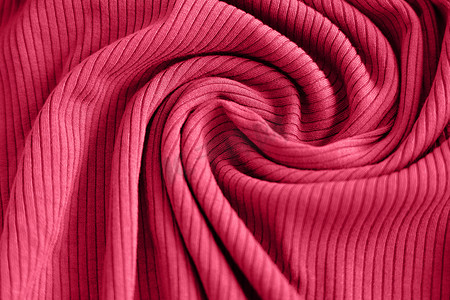 条纹布料红色摄影照片_2023 年的 Viva 洋红色，布料的罗纹质地。