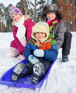 孩子们在雪地里骑雪橇