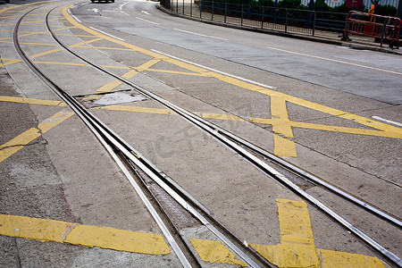 有黄色路标的街道铁路