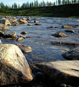 河流卡通摄影照片_俄罗斯北部的山区河流、岩石和河流。