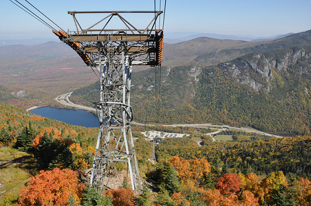 空中缆车摄影照片_从新罕布什尔州白山国家森林的坎农山空中缆车欣赏秋天的色彩