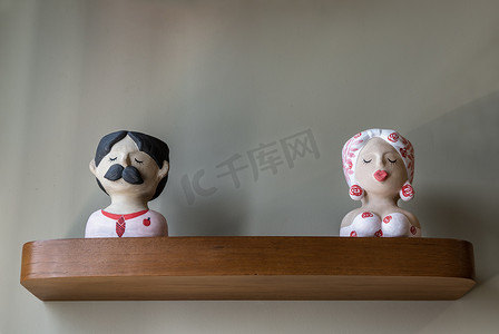 用于家居装饰或作为礼物的男性和女性泥人陶瓷娃娃。