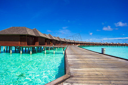 印度洋热带岛屿上的水屋和木码头