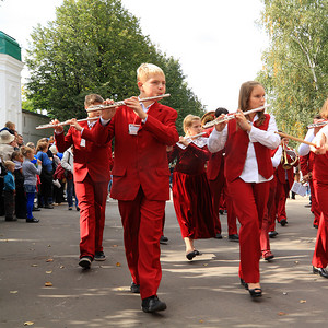 庆典月摄影照片_俄罗斯雅罗斯拉夫尔市-9 月 11 日：2010 年 9 月 11 日，俄罗斯雅罗斯拉夫尔市千禧年庆典。镇街上的婴儿管弦乐队。