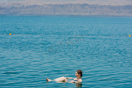 一名妇女在约旦死海游泳沐浴